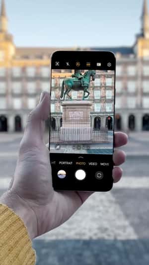 Smartphone Zoom Magic in fake-out-of-home ad of Honor