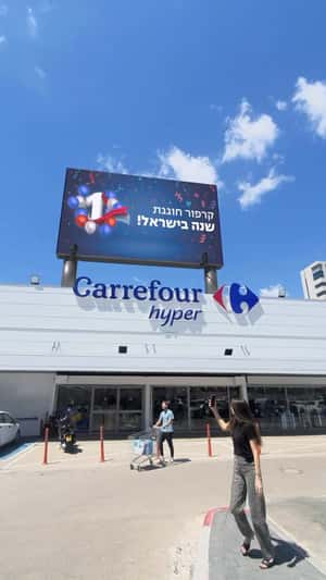Croissant Landing at Supermarket in a fake-out-of-home ad of Carrefour