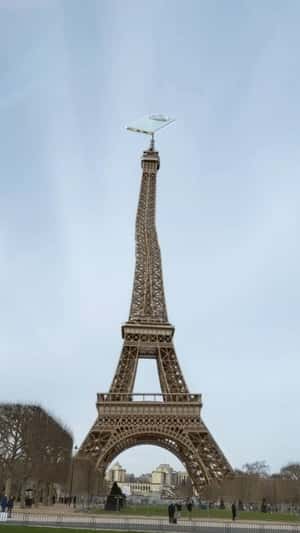 Smartphone Drop Test from Eiffel Tower in fake-out-of-home ad of Honor