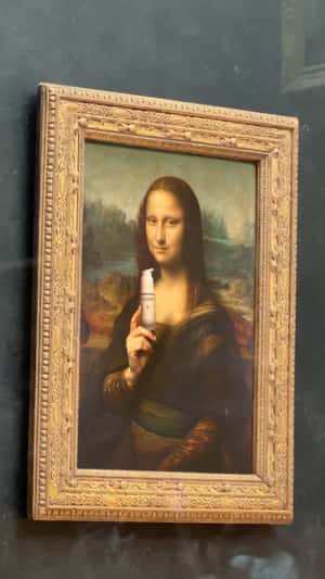 Mona Lisa Shows Serum to Visitors in a fake-out-of-home ad of Caudalie