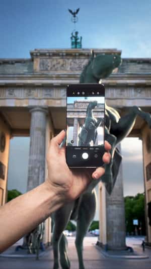 Smartphone Captures Horse in fake-out-of-home ad of Honor