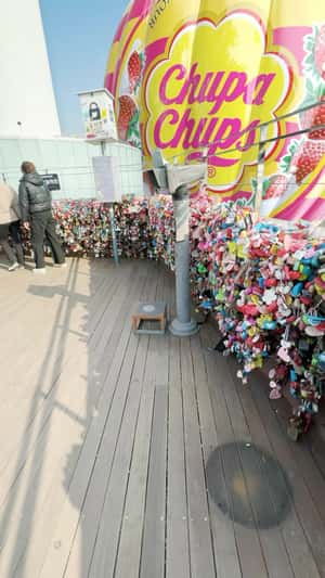 Lollipop-branded Hot Air Balloons in a fake-out-of-home ad of Chupa Chups
