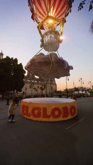 Pastry on Hot Ait Balloon Lands on Street in a fake-out-of-home ad of El Globo