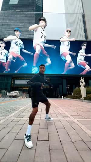 Dancing Players on Digital Screen in a fake-out-of-home ad of Jesse Lingard