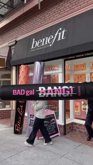 Giant Mascaras fake out of home ad of Benefit Cosmetics