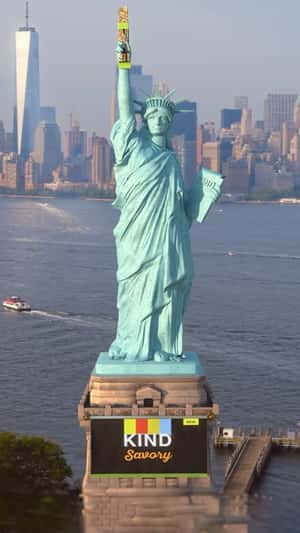 Statue of Liberty Grips Snack Bar in a fake-out-of-home ad of KIND Snacks