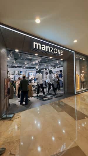 Robot Mannequins on Treadmills in a fake-out-of-home ad of Manzone