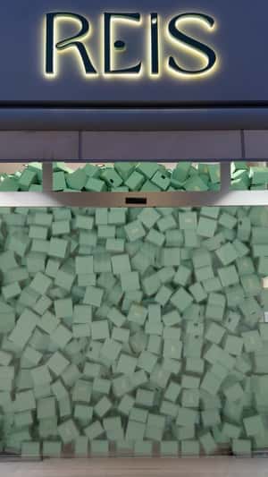 Avalanche of Mint Boxes in a fake-out-of-home ad of Reis