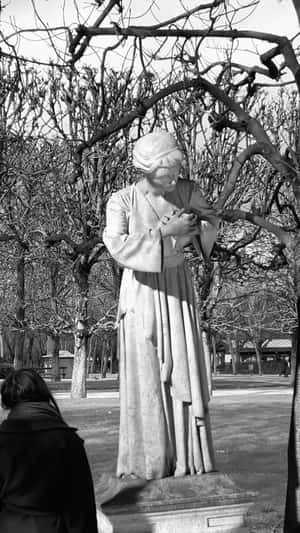 Stone Statues Turn Into Dust in Paris Park in a fake-out-of-home ad of Withings