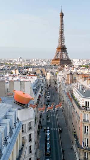 Giant Casserole on Sleigh in Paris in a fake-out-of-home ad of Le Creuset 