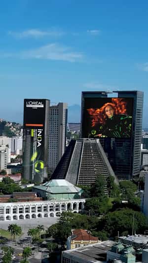 INOA Digital Billboard in São Paulo in a fake-out-of-home ad of L’Oréal
