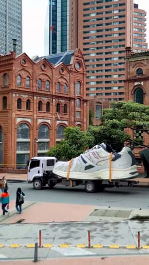 Trainer Shoe Delivery in fake-out-of-home ad of Pull&Bear