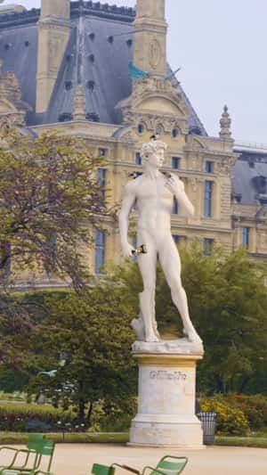 Statue Shaves in Jardin des Tuileries in a fake-out-of-home ad of Gillette