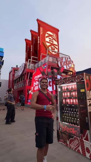 Giant Vending Machine Pops Out Mega Bars in a fake-out-of-home ad of KitKat
