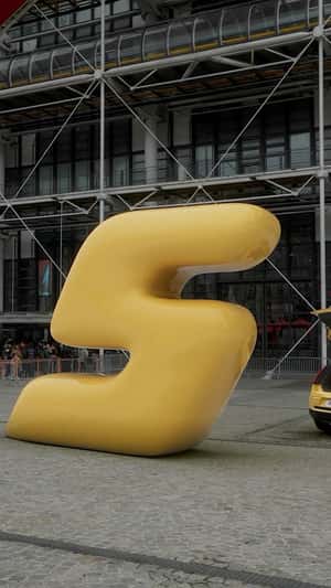 Giant Number 5 Pops Out of Car in a fake-out-of-home ad of Renault 