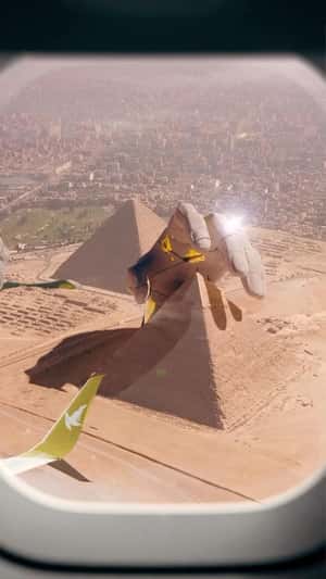 Giant Hand and Head Statues in Egypt in a fake-out-of-home ad of Russ