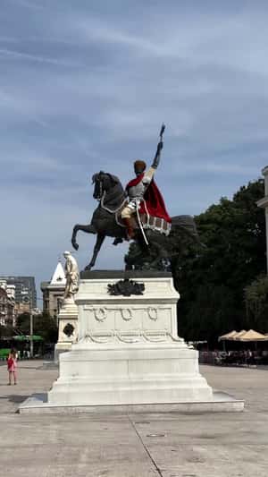 Giant Washing Machine Washes Mihai Viteazul Statue in a fake-out-of-home ad of Samsung