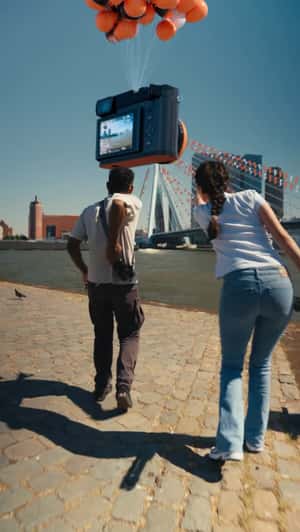 Balloons Carry Giant Camera in a fake-out-of-home ad of Kamera Express