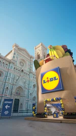 Shopping Bag Designed Store in fake-out-of-home ad of Lidl-Trek