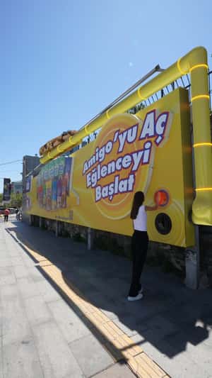Button Inflates Giant Snack Bag in a fake-out-of-home ad of Şok Marketler