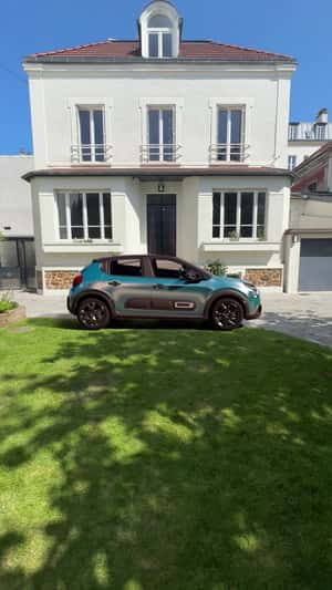 Car Changes Color in Hands-On POV in a fake-out-of-home ad of Citroën