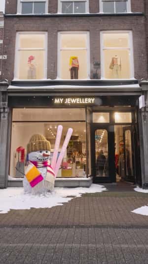 Snowman Installation in fake-out-of-home ad of My Jewellery