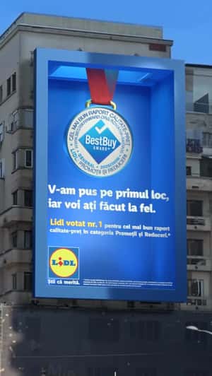 Building Ad Opens to Reveal Medal in a fake-out-of-home ad of Lidl