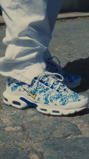 Announcement on Pastry and Tissue in a fake-out-of-home ad of Foot Locker