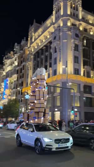 Gift Boxes Piled on Car Roof in a fake-out-of-home ad of Muchobambū