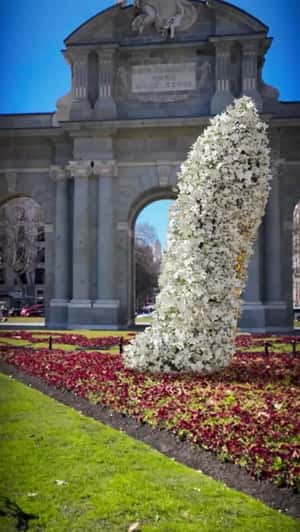 Giant Stiletto Revealed in Madrid in a fake-out-of-home ad of Carolina Herrera