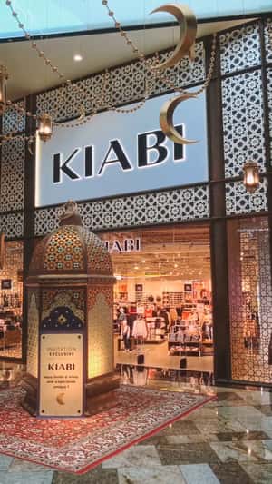 Giant Tag Emerges From Ramadan Lantern in a fake-out-of-home ad of Kiabi