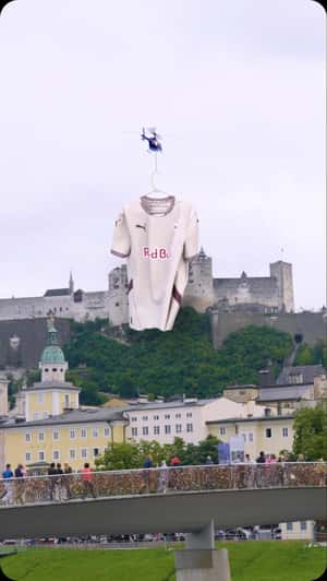 Jersey Delivery in Fake-out-of-home ad of FC Red Bull Salzburg