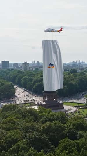 Helicopter Unveils Shampoo Monument in Berlin in a fake-out-of-home ad of Pomélo+Co.