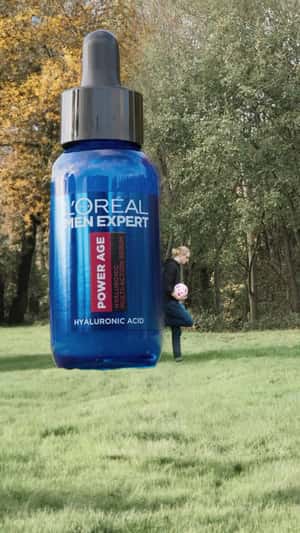 Oversized Serum of L'Oréal Men Expert fake-out-of-home ad of L'Oréal Paris