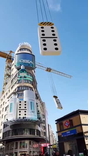 Giant domino and Bright Reveal Routine fake-out-of-home ad of L'Oréal Paris
