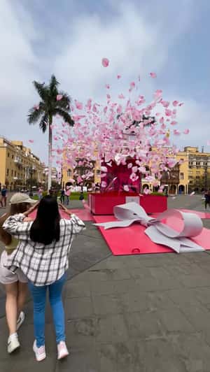 Pink Gift Box Unveils Perfume in Lima in fake-out-of-home ad of Esika