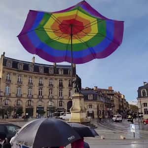 Statue Holds an Umbrella in a fake-out-of-home ad of Quoifaireabordeaux