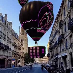 Hot Air Balloons Carry Spaekers in a fake-out-of-home ad of Quoifaireabordeaux