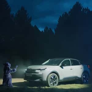 Alien Changes the Car Color in a fake-out-of-home ad of Citroën