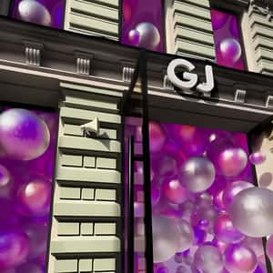 Frosted Balls Rushing Out From Store in a fixed-out-of-home ad of Gloria Jeans