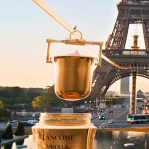 Gold Rail Conveyor Refills Jar with Cream in a fake-out-of-home ad of Lancôme
