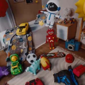 Toys Emerges Form Phone App in a fake-out-of-home ad of Americanas