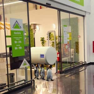 Penguins Carry Thermo Accumulator in a fake-out-of-home ad of Leroy Merlin