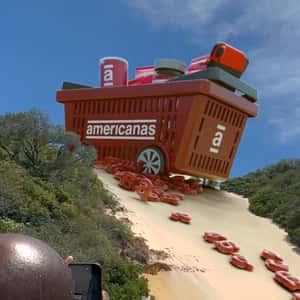 Grocery Basket Stuck on Sand Dunes in a fake-out-of-home ad of Americanas