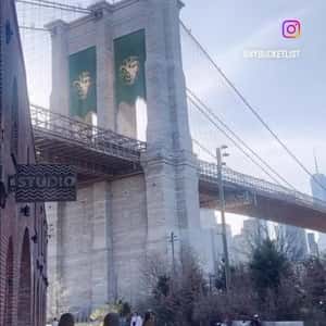 Game of Thrones Banner Hangs at Brooklyn Bridge