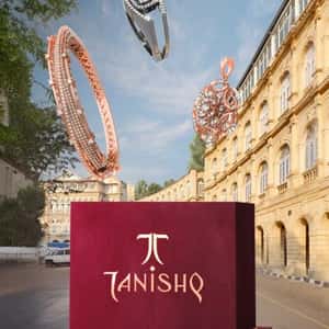 Jewelry Box Appears on the Street in a fake-out-of-home ad of Tanishq