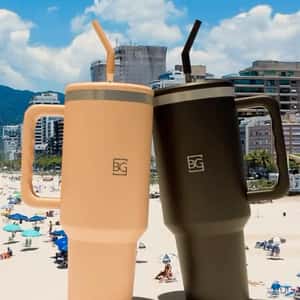 Thermal Cups Towering on the Beach in a fake-out-of-home ad of Bagaggio