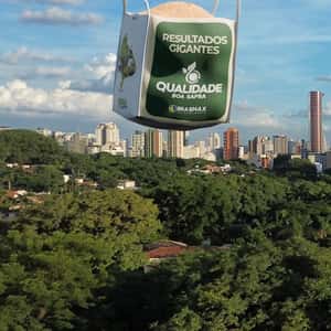 Helicopters Deliver Seed Corn Sack in a fake-out-of-home ad of Boa Safra
