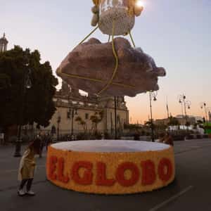Pastry on Hot Ait Balloon Lands on Street in a fake-out-of-home ad of El Globo