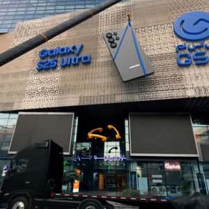 Truck Delivers Smartphone in a fake-out-of-home ad of GSM